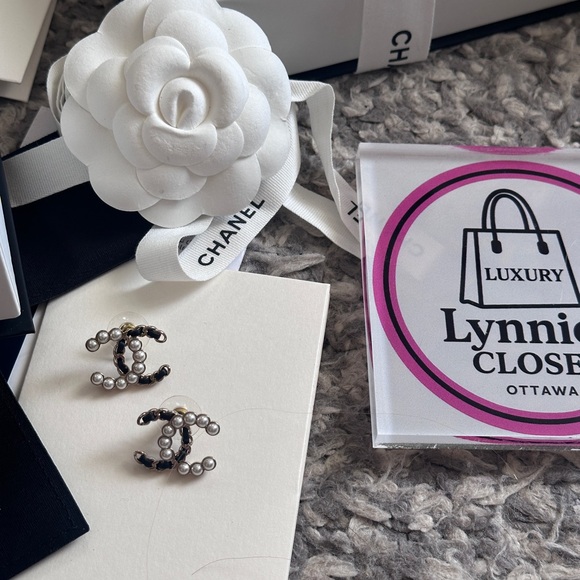 BNWT CHANEL Pearl-Accented Interlocking Logo Earrings - Black & Gold - Picture 12 of 16